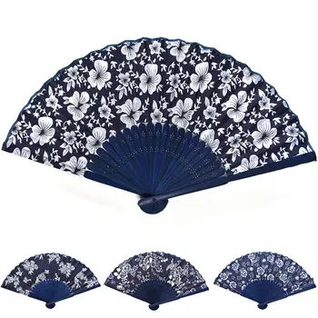 1 Gab. Klasiskā ziedu dizainu Ķīniešu stilā zila auduma ar roku ventilatoru ar krāsota zilā bambusa rāmis Kāzu svinības par Labu
